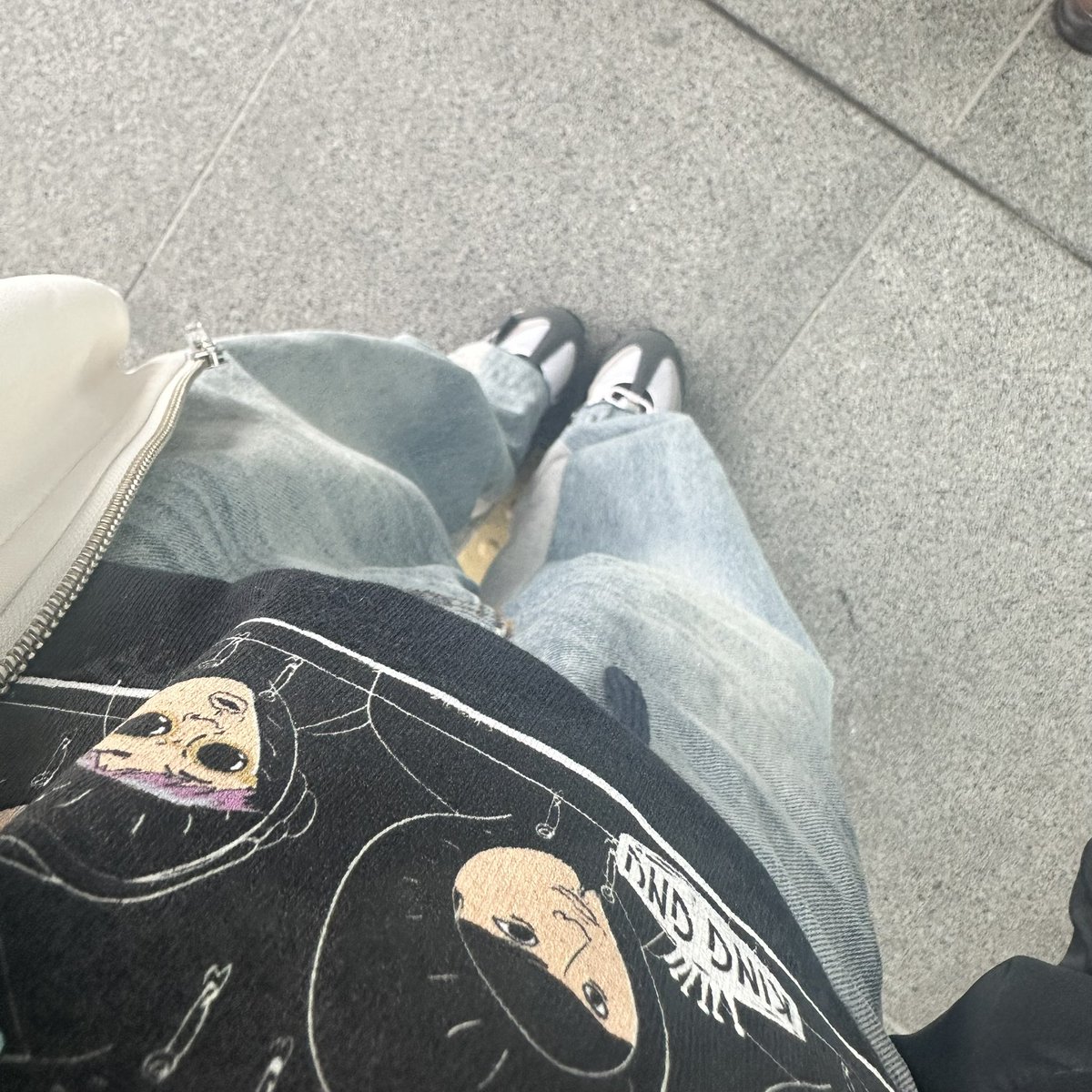 tsuka72_gnu's tweet photo. 4:30に家を出て4時間の長いドライブ。2時間くらい並んでグッズ買えて嬉しい😭ぼっち参戦なので車で仮眠するかなー。誰がお友達になってくれたら嬉しいです！写真取り合いたい！自撮りキツイ。 #KingGnuCENTRALTOUR2026 https://t.co/qkkOZcvc4O