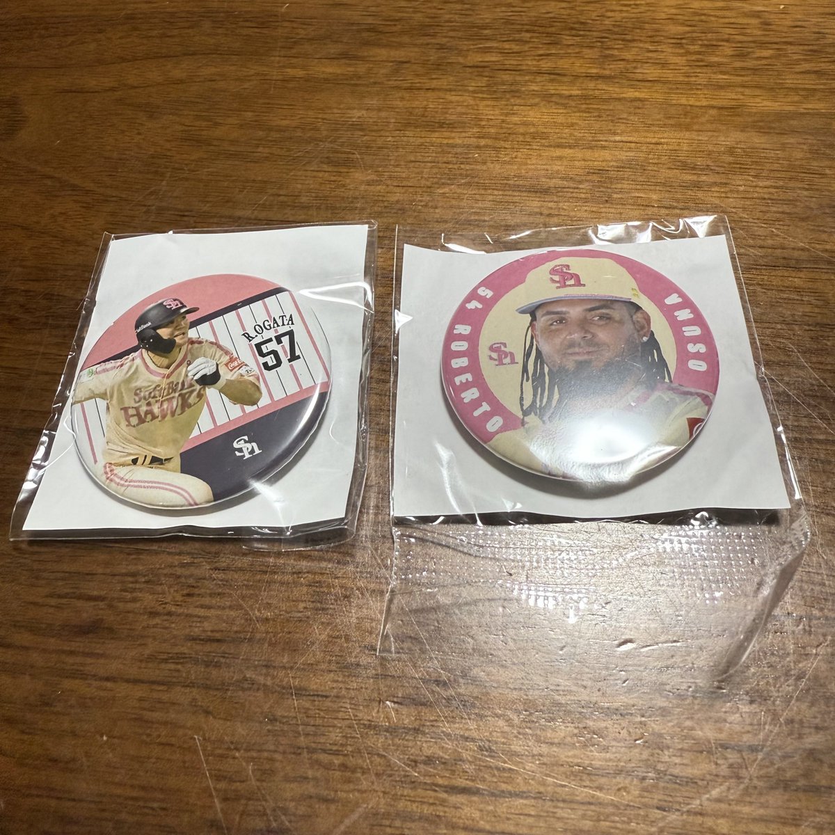 yfaszg2's tweet photo. 福岡ソフトバンクホークス   缶バッジ  ガチャ ピンクフルデー 交換

【譲】  54オスナ 57 緒方理玖
【求】  68 木村光　49 松本晴

5/10.12の現地交換もしくは、郵送（同日発送）にて交換希望します🙇‍♀️
お気軽にdmリプお待ちしております！

#sbhawks
#若鷹ガチャ
#ホークス交換 https://t.co/zBJGhklItg