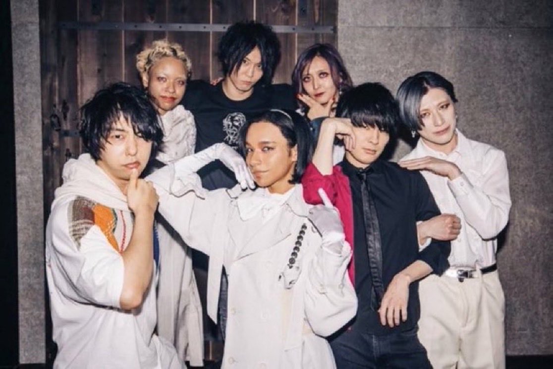 unisonsimple's tweet photo. この対バンがまた実現して欲しいから、定期的にこの画像をあげることにする
#UNISONSQUAREGARDEN 
#女王蜂 https://t.co/Af2fKKXqR4