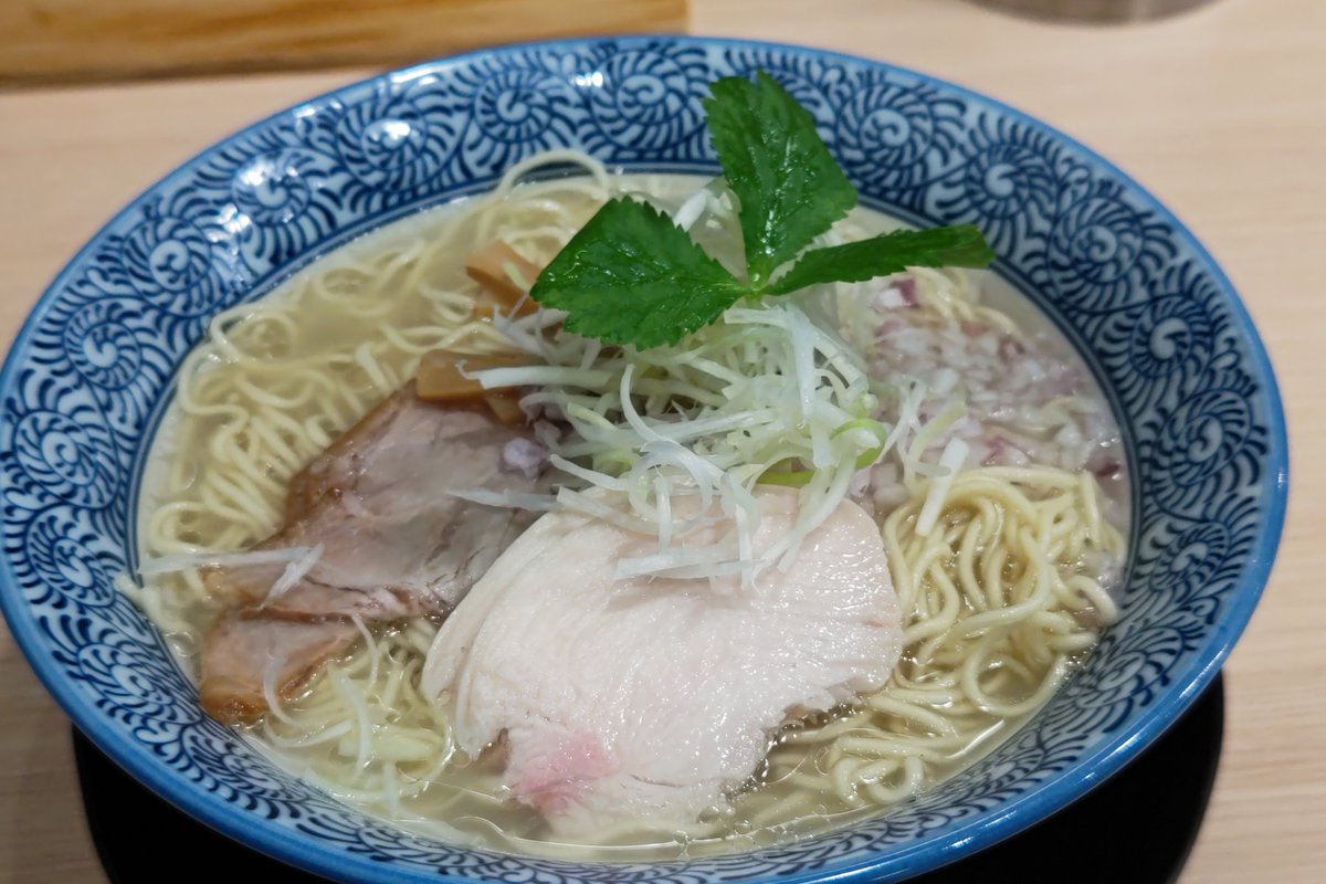 take88Kten's tweet photo. 麺匠たか松にて貝だしらぁ麺大とミニ唐揚げ丼を。
滋味を抑えた上品なスープに細いがしっかりとした歯応えの麺。
しかし細さ故その食感は瞬く間に失われていきます。
早食い能力も問われる一杯。
麺に拘るたか松さんだけにその変化も楽しむのが狙いなのかも？
3分で完食する無粋な客ですみません���‍♂️ https://t.co/p51baNW8VT