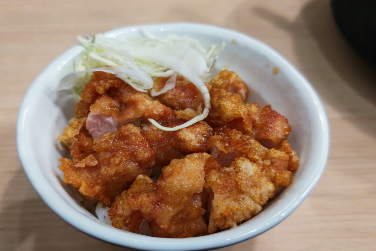 take88Kten's tweet photo. 麺匠たか松にて貝だしらぁ麺大とミニ唐揚げ丼を。
滋味を抑えた上品なスープに細いがしっかりとした歯応えの麺。
しかし細さ故その食感は瞬く間に失われていきます。
早食い能力も問われる一杯。
麺に拘るたか松さんだけにその変化も楽しむのが狙いなのかも？
3分で完食する無粋な客ですみません���‍♂️ https://t.co/p51baNW8VT