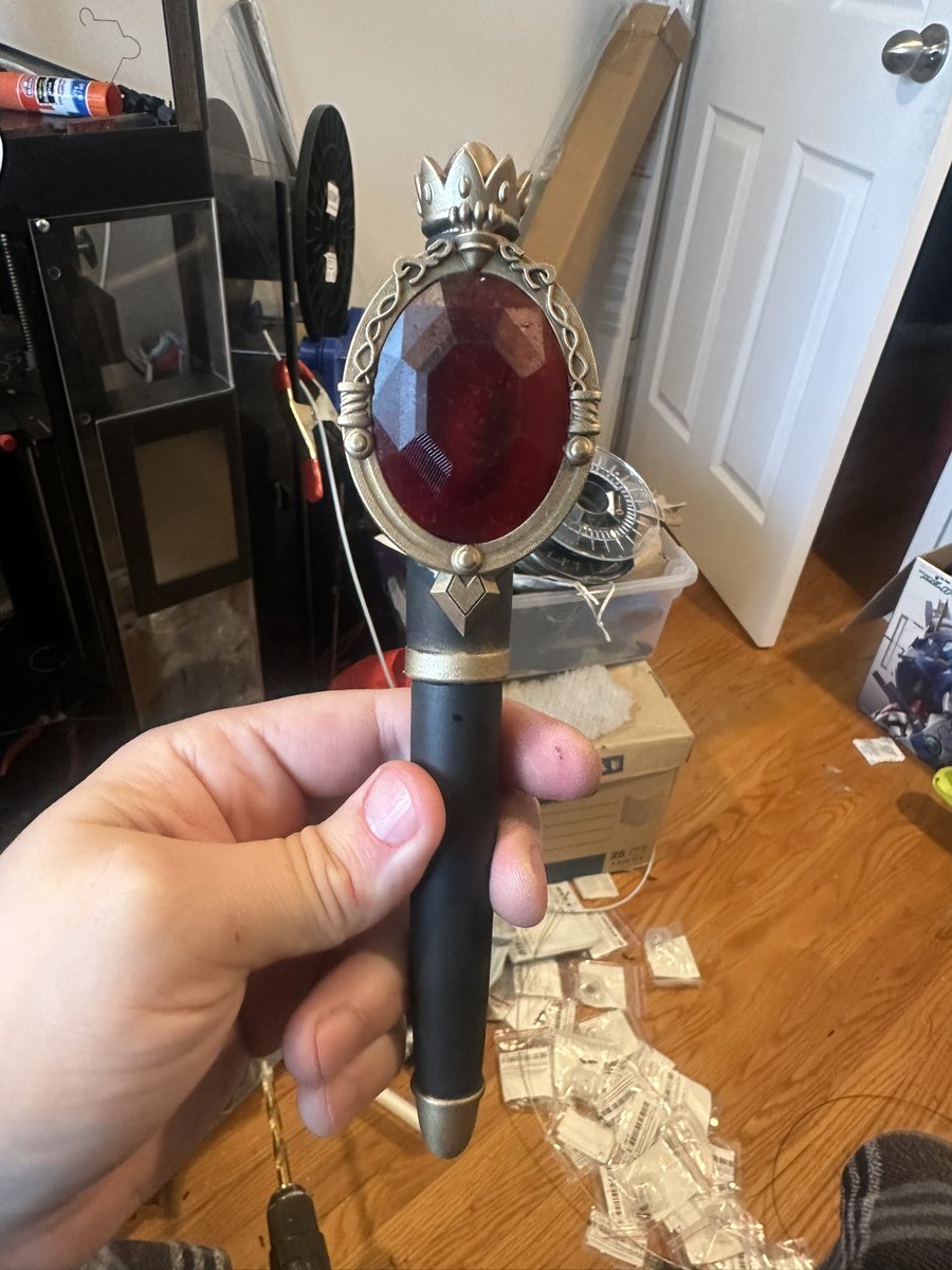 DaleSabers's tweet photo. #twistedwonderland prop pen https://t.co/cIFSvNt9zP