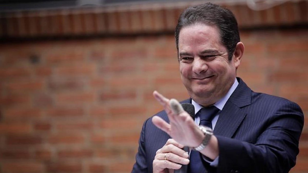 Colombia despide a uno de los dirigentes más firmes y valientes del país. <a href="/German_Vargas/">Germán Vargas Lleras</a> defendió las instituciones y la autoridad en momentos difíciles para Colombia. Su legado quedará en la historia. Mis condolencias a su familia. Paz en su tumba.