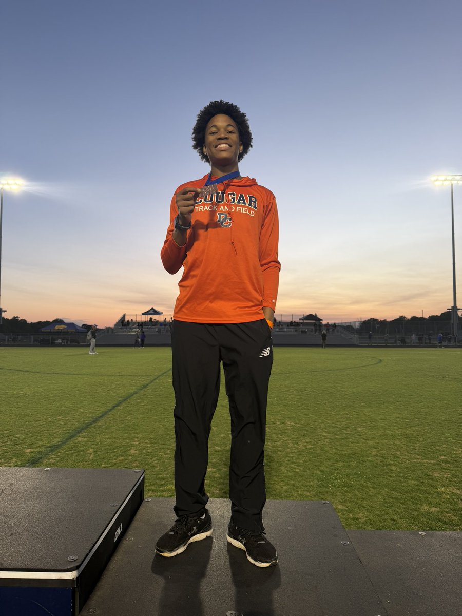 dchs_track&field tweet media