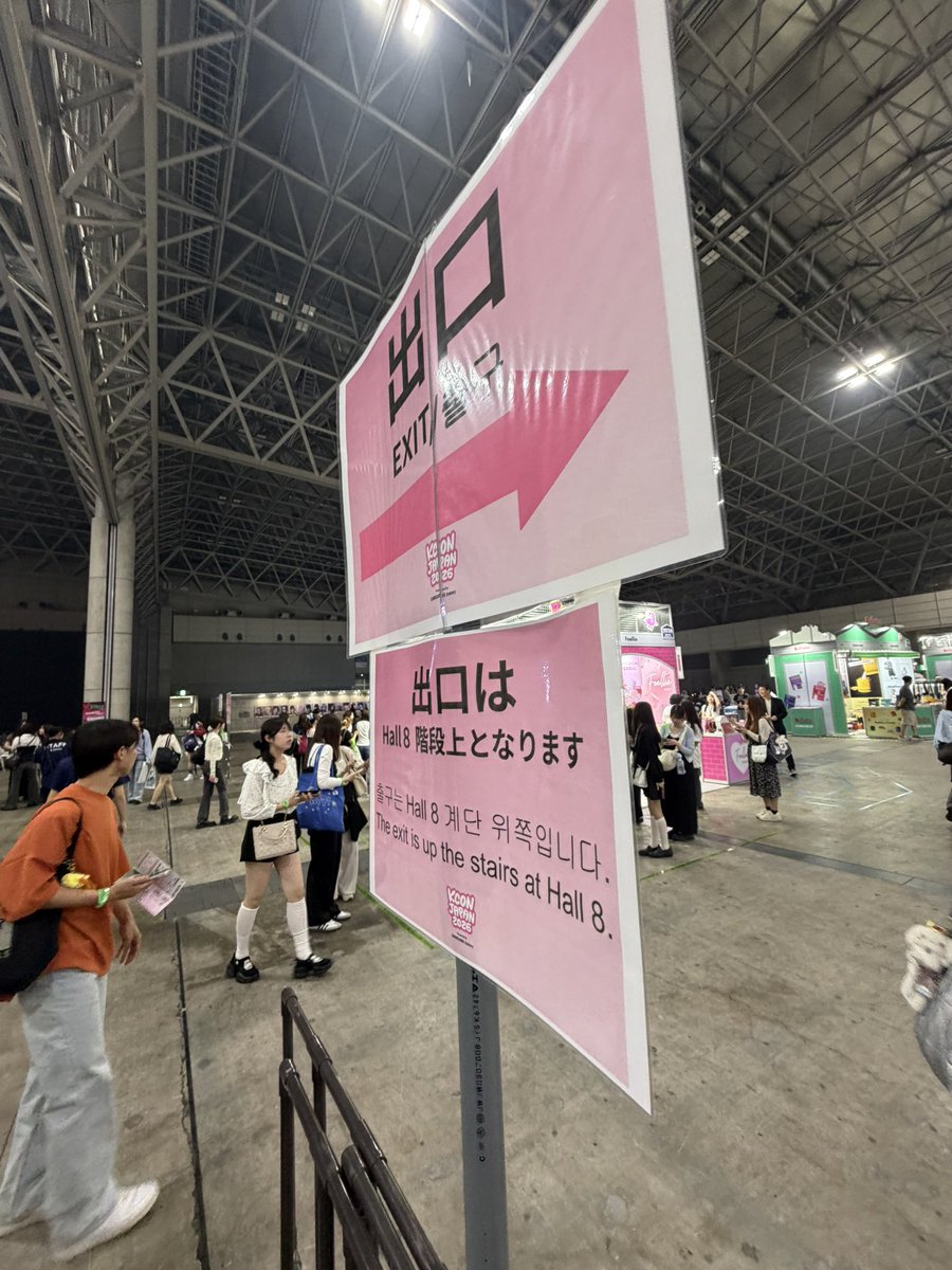 ooo7280809's tweet photo. @niko_jo1 ありがとうございます。

デニムにダッフィーフレンズの袋を持っています。
画像の場所にいます？ https://t.co/Kbqz1vejbr