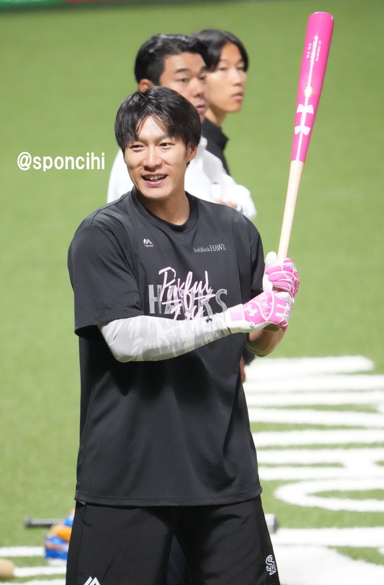 ピンク色のバットを手に笑顔を見せる柳田選手😁 ＃sbhawks ＃柳田悠岐