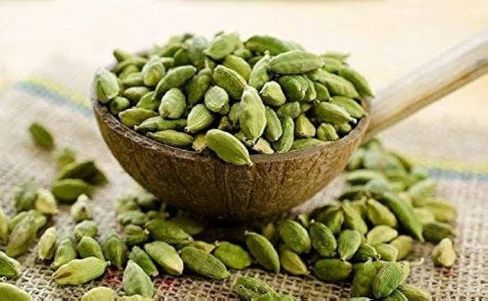 🔥छोटी हरी इलायची सिर्फ स्वाद बढ़ाने के लिए नहीं होती…
इसके अंदर ऐसे कई गुण होते हैं जिनकी वजह से लोग इसे रोज़ाना चाय, दूध और खाने में इस्तेमाल करते हैं 🌿✨

जानिए छोटी हरी इलायची खाने के कुछ जबरदस्त फायदे 👇

1️⃣ मुंह की बदबू दूर करने में मदद
इलायची चबाने से सांस फ्रेश महसूस