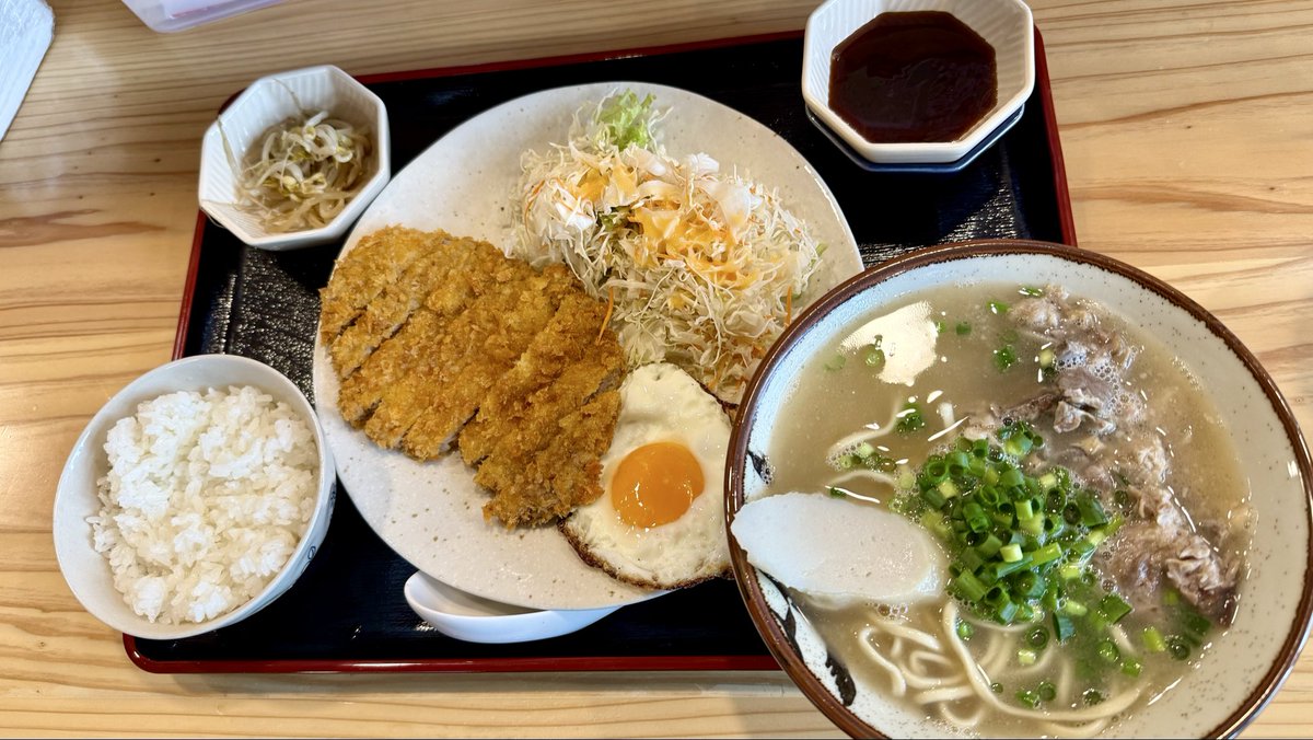 今日の沖縄そばランチはトンカツセット。朝6時から営業してるありがたいお店