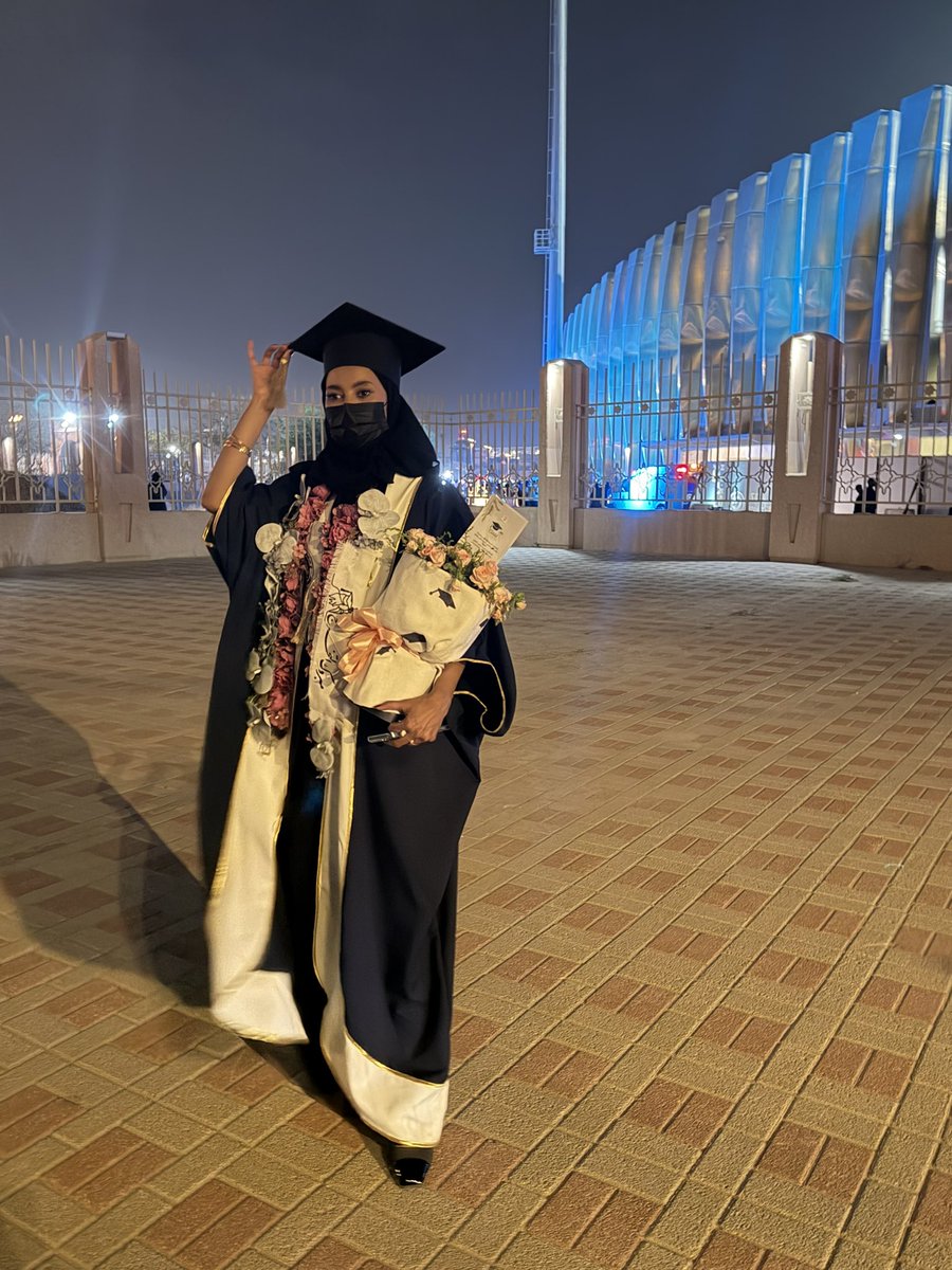 bnomesh's tweet photo. أمي الحبيبة، وأنا أرتدي عباءة التخرج اليوم،لم أرَ صورتي في المرآة، بل رأيت نظرات الفخر في عيونك
، خذي هذا التخرج،خذي روحي، خذي كل ما وصلتُ إليه، فلو لا الله ثم يديكِ التي كانت تدفعني من الخلف، ما خطوت خطوة واحدة للأمام، شكراً لأنكِ أمي، وكفى بها من نعمه#KFUGRAD47 @hafdahkhaldgof https://t.co/ZkS5iplkgA