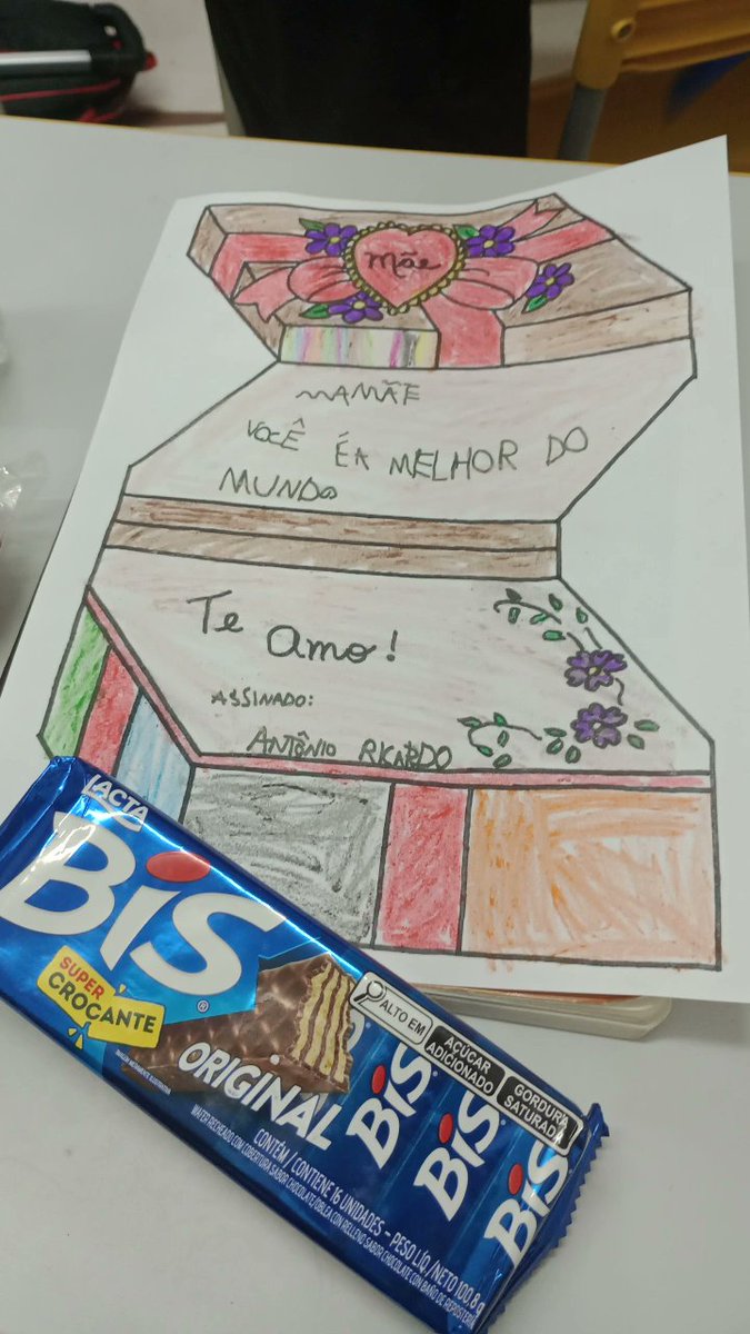 thefatalmuse's tweet photo. Sobre estagiar na área de psicologia escolar numa sala com crianças 6-7 anos: Um deles me adotou como segunda mãe e hoje ele fez esse cartão pra mim e a mãe dele me presenteou com essa caixa de bis pelos dias das mães e por ele dizer em casa que sou a segunda mamãe dele 🥺🤏🏻🩵 https://t.co/Eqh5E2GCbt