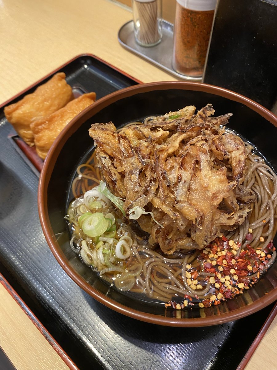 halkey1496's tweet photo. よもだそば　日本橋店
特大かき揚げそば、いなりセット¥770
激混み！
この辺土曜日食うとこないんだよ
#路麺
#tachisoba
#駅そば https://t.co/2r4xGWuFZU
