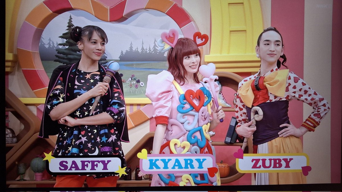NoKyaryNoLife's tweet photo. What do you mean this week's Eigo de Asobo is a re-air of a past episode? 💢 I need my weekly dose of Kyary speaking English!! 
Anyways, here's Kyary on "this week's" Eigo de Asobo...
#きゃりーぱみゅぱみゅ #えいごであそぼ https://t.co/9oAblSeGE8