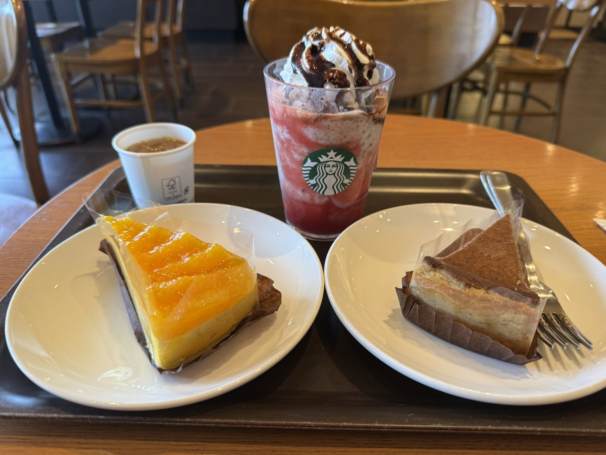 YuwiqXx's tweet photo. 10連で推しゲット！2枚目は加工したもの〜🩵🪽

スタバのいちごチョコフラペチーノ飲んできた〜🍓🍫
店員さんがお口直しにってコーヒーミルクかな？くれた！
スタバぐらいだな一人で行ける所は笑笑笑 https://t.co/stYbKNt7IZ