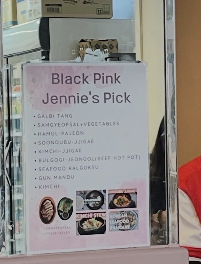 This restaurant got a huge Jennie’s signature 😮