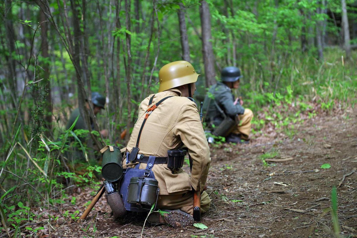 Volcano0908's tweet photo. Italian Front 1944 イベントレポート(3)
昼間の内に1度、アメリカ軍陣地に攻撃を仕掛ける。
班ごとに交互躍進を繰り返し、アメリカ軍陣地手前まで前進する。
森の中では味方との間隔を保ちながら前進するのが難しいです。
#ItalianFront1944
#VolcanoCosplay https://t.co/6PTzBvsJjm