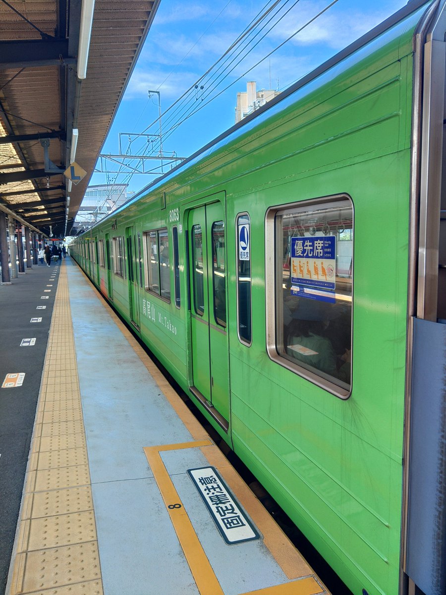 叩き上げの京王線育ちとしては、全面塗装で緑色つーたら各駅停車なんだよなぁ…
特急がこれだと違和感がすごいw