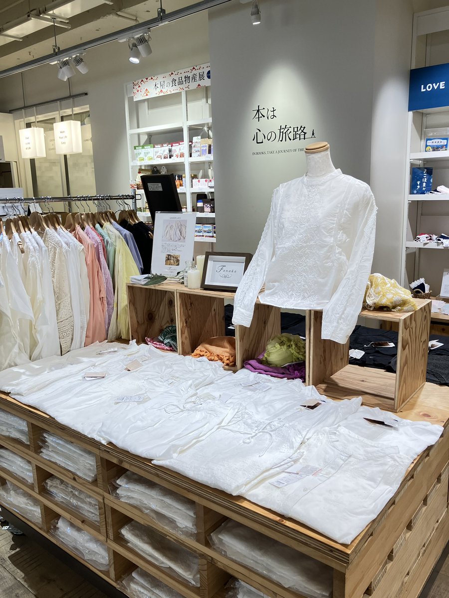 yurindo_luminey's tweet photo. 【POP-UP】
毎回大人気の『Fanaka』のポップアップが始まりました。
Made in Indiaの、繊細なレースや刺繍が施されたブラウスたち。ぜひお気に入りの一枚を見つけてください。
今回はカラーバリエーションがある商品もいくつかご用意しました!
▪️6月4日(木)まで
#fanaka #ブラウス https://t.co/LQHKM3OjAw