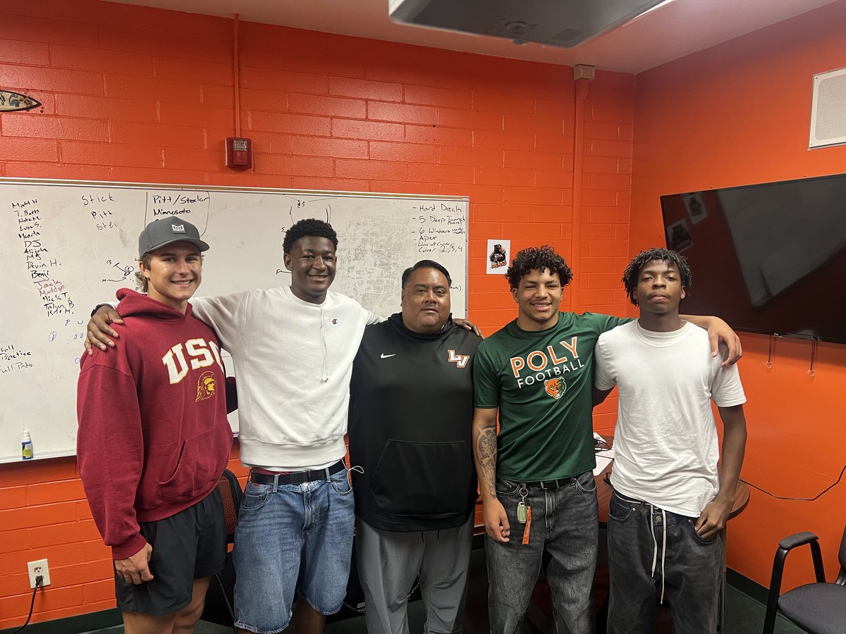 CoachG_PolyHS's tweet photo. @_CoachSid always great to see you stop by @ULV_Football https://t.co/hc30CazGAn