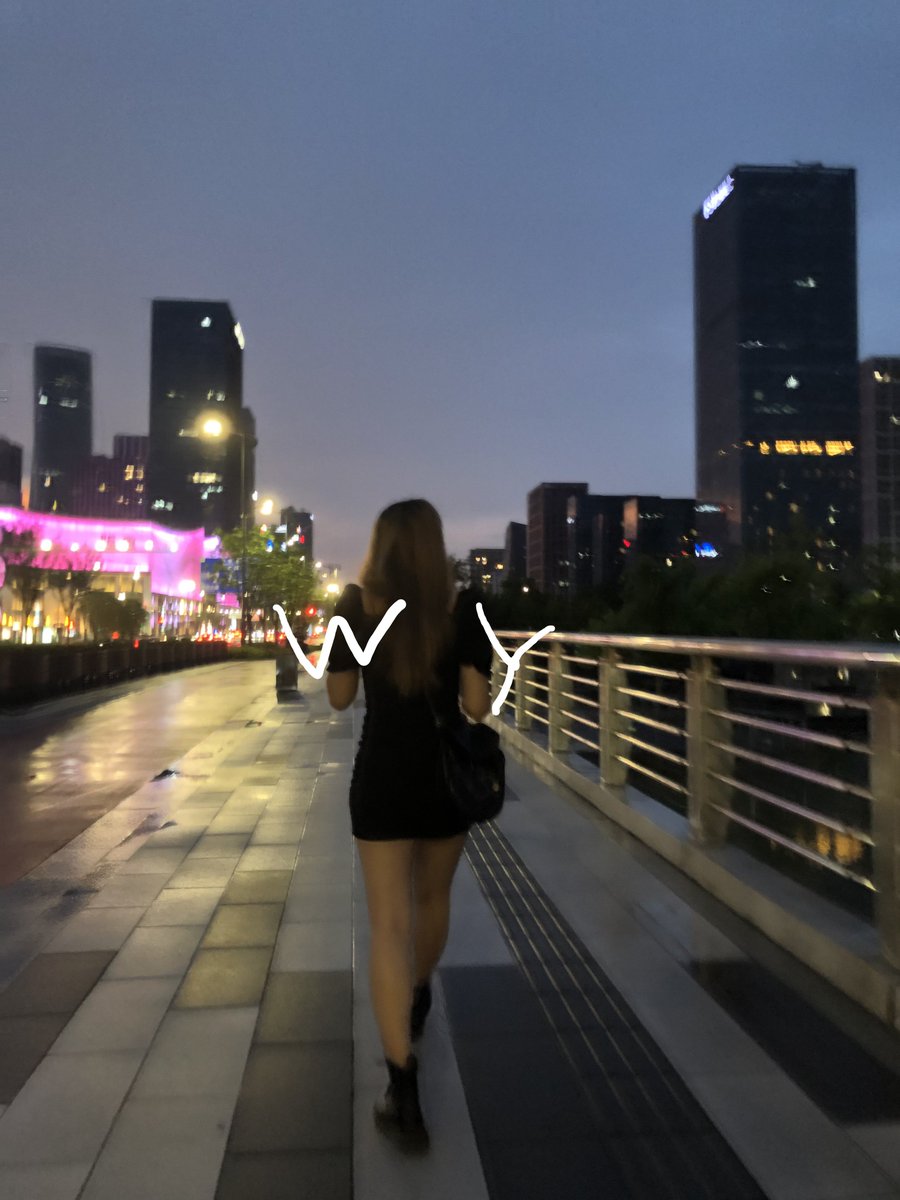 穿着黑短裙出门的样子，谁能想到里面是真空呢，只要幅度大一点就能看到里面，视频是在白天公司仓库，明天更新正仓库的真空露出
投稿：
@luchu888888
@wqganenshi_
@tbzt2024
@DnewHome
#真空 https://t.co/YYzXNCww3p