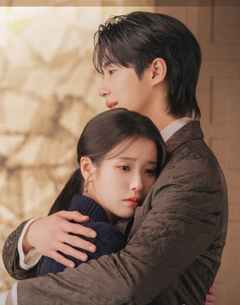 ojkmtcart's tweet photo. the amount of angst this photo brings aaaaa her sad eyes and his content eyes?! https://t.co/WN1DDP0up8