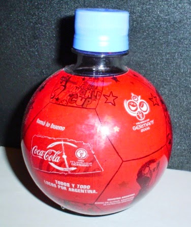DePrimeraa's tweet photo. Ese mismo año Coca Cola a raíz de que era el mundial sacó una botella con forma de pelota. https://t.co/phJntoIE84