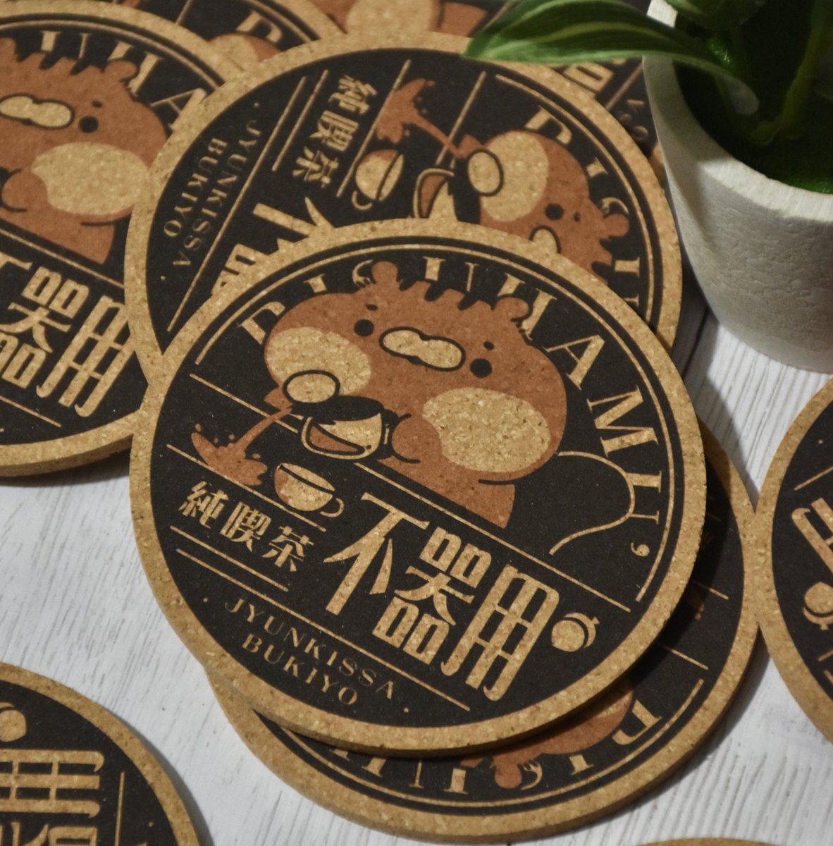 amon_risuhamu's tweet photo. 【デザフェス出展情報🐿🐹】
「りすはむず！」
今回も定番グッズ沢山持って行きます✨️

・りすまるマスコットぬい
・UberEatingトートバッグ
・りすまるの置き物
・純喫茶風コースター
etc...

📍デザフェス63
出展名:りすはむず！
出展日:両日
ブース:A242-243

#デザフェス63リポスト
@designfesta https://t.co/mwk1pc8q0m