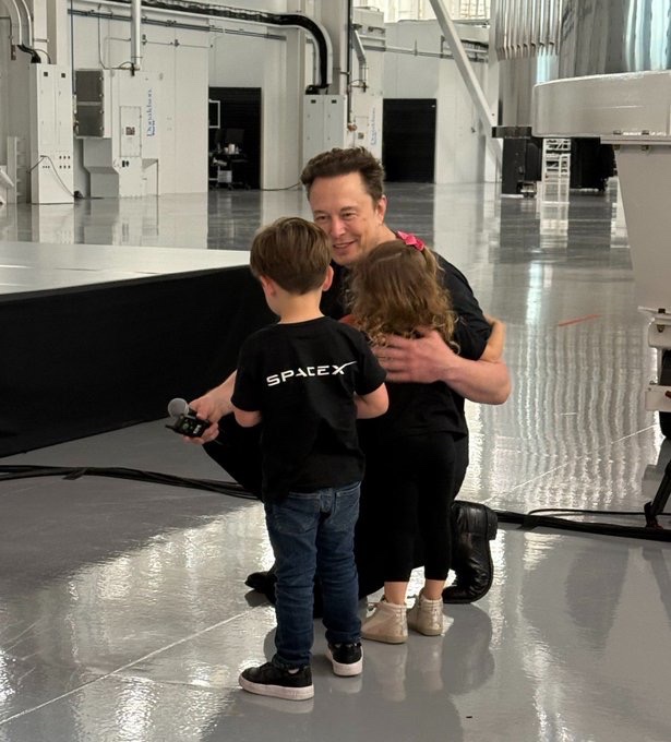 AmericaFirsa's tweet photo. Elon Musk with his younger children. Children are our future. 🫶 https://t.co/N6Xy4NmgL8