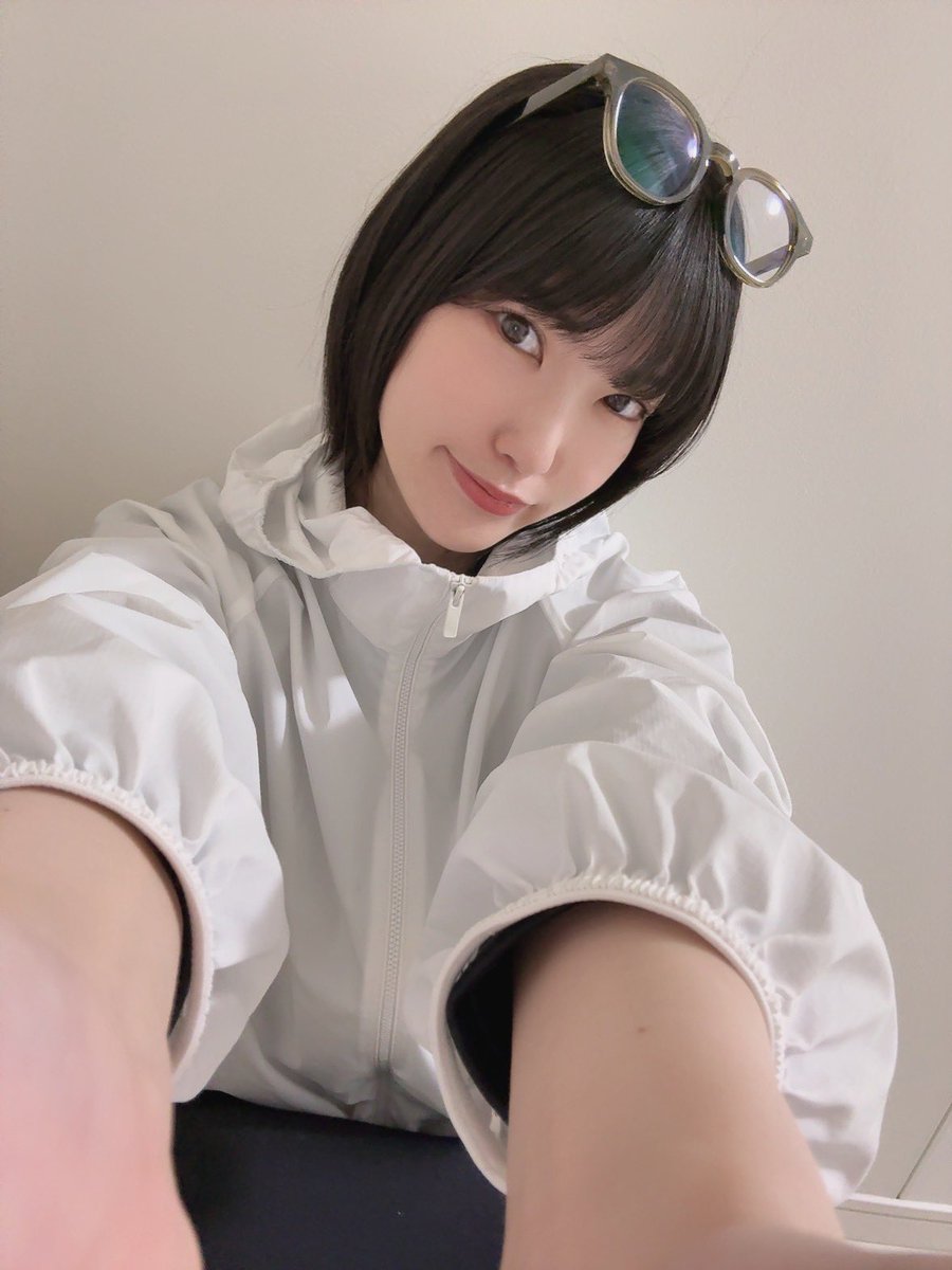 aoshiro_516's tweet photo. おすおす！

日傘もサングラスも持ち歩きたくないし日焼け止めも面倒なので

UVパーカーと調光メガネほぼ毎日☀️

みんなはどうしてる？
もう半袖なのかね？ https://t.co/QyeYfCmHbS
