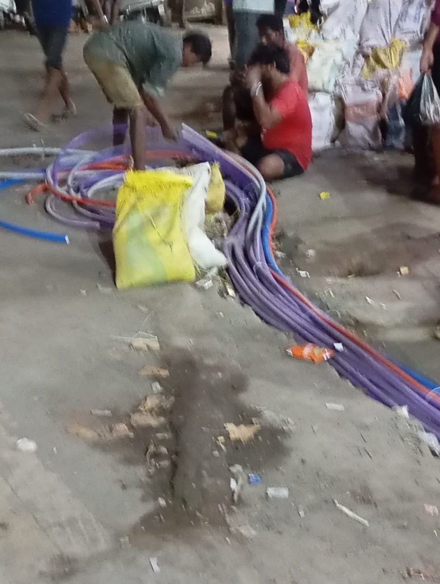 LarsonFernandes's tweet photo. @mybmcwardKW @AmeetSatam #illegal water connections being laid without any fear at bhayia Wadi juhu koliwada , this has been brought to the attention to the water dept officials however no action.@richapintoi https://t.co/rchWN3oJKa
