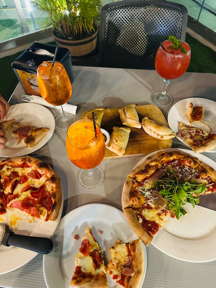 cherrypiesandy's tweet photo. Rodeada de lo más honesto y familiar que tengo en mi vida. Comida, mi hermana y una de mis mejores amigas. https://t.co/7DPnIxzUiL