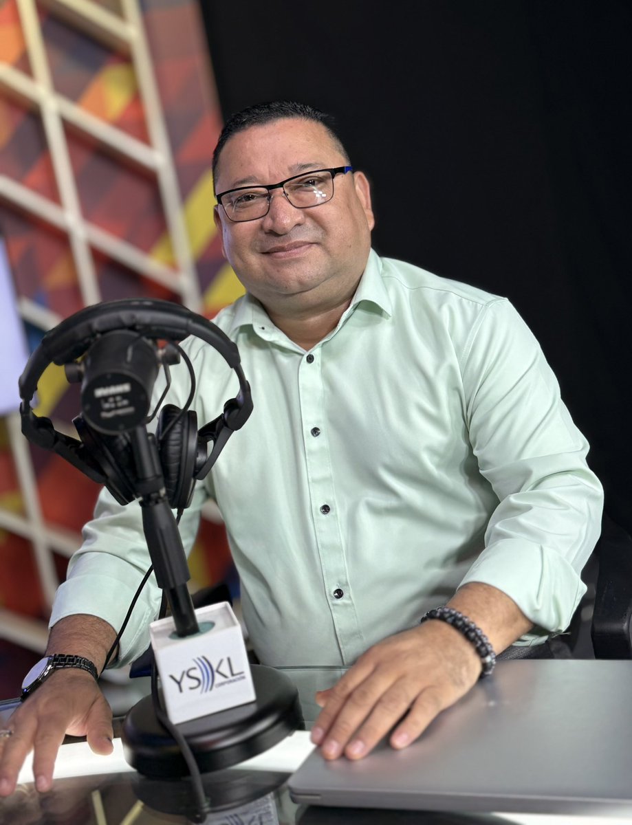 stisss's tweet photo. Este día, Edwin Ortez y Fredis Vásquez, representantes de la Unidad Sindical Salvadoreña, participaron en una entrevista en @radioyskl, donde abordaron temas relacionados con el diálogo social, avances laborales y el proceso de salida de El Salvador de la lista corta de la OIT. https://t.co/vYd6z7qsk4