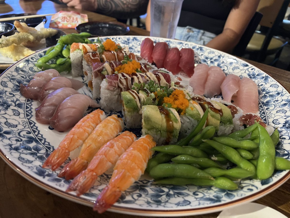 roboraygun's tweet photo. Happy Birthday @EliseOverlock ! Pics from Elise’s birthday dinner yesterday at Mikuni’s and then some bday treats to close off the night. (Pics 1 of 2) https://t.co/wcJNfnxRUW