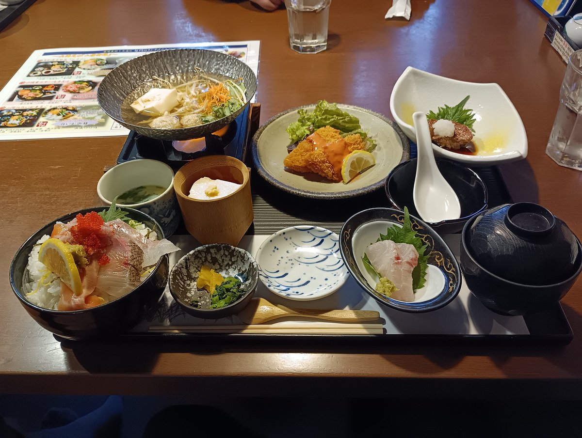 fYPZnSWEo7SHsa6's tweet photo. 今日のお昼🍴は米子駅前にある『旬門』へ😁
今年の誕生日にも来てそれ以来😀
駅近なので集まりやすく、ランチが美味しい😊
今回は海鮮丼にせず、天丼定食にしました🙂 https://t.co/bw6yalzyPL