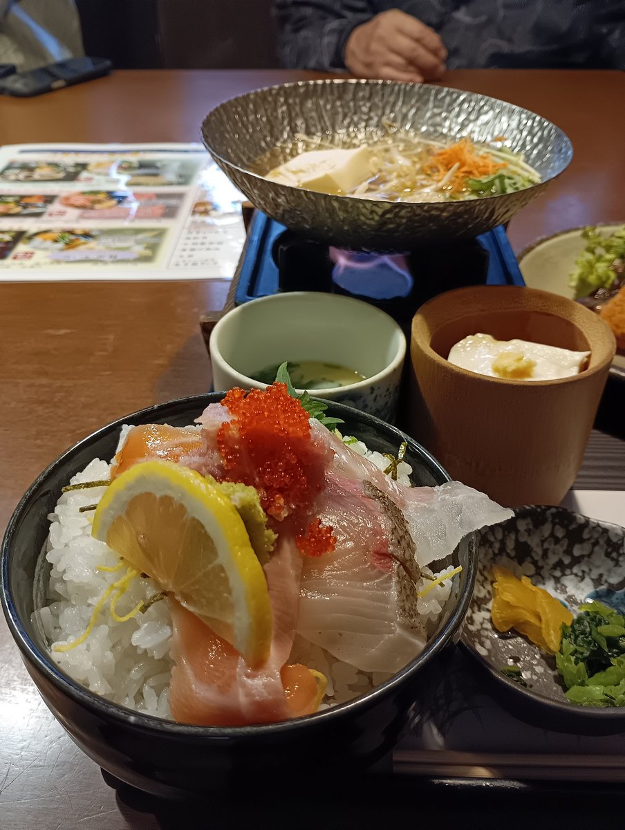 fYPZnSWEo7SHsa6's tweet photo. 今日のお昼🍴は米子駅前にある『旬門』へ😁
今年の誕生日にも来てそれ以来😀
駅近なので集まりやすく、ランチが美味しい😊
今回は海鮮丼にせず、天丼定食にしました🙂 https://t.co/bw6yalzyPL