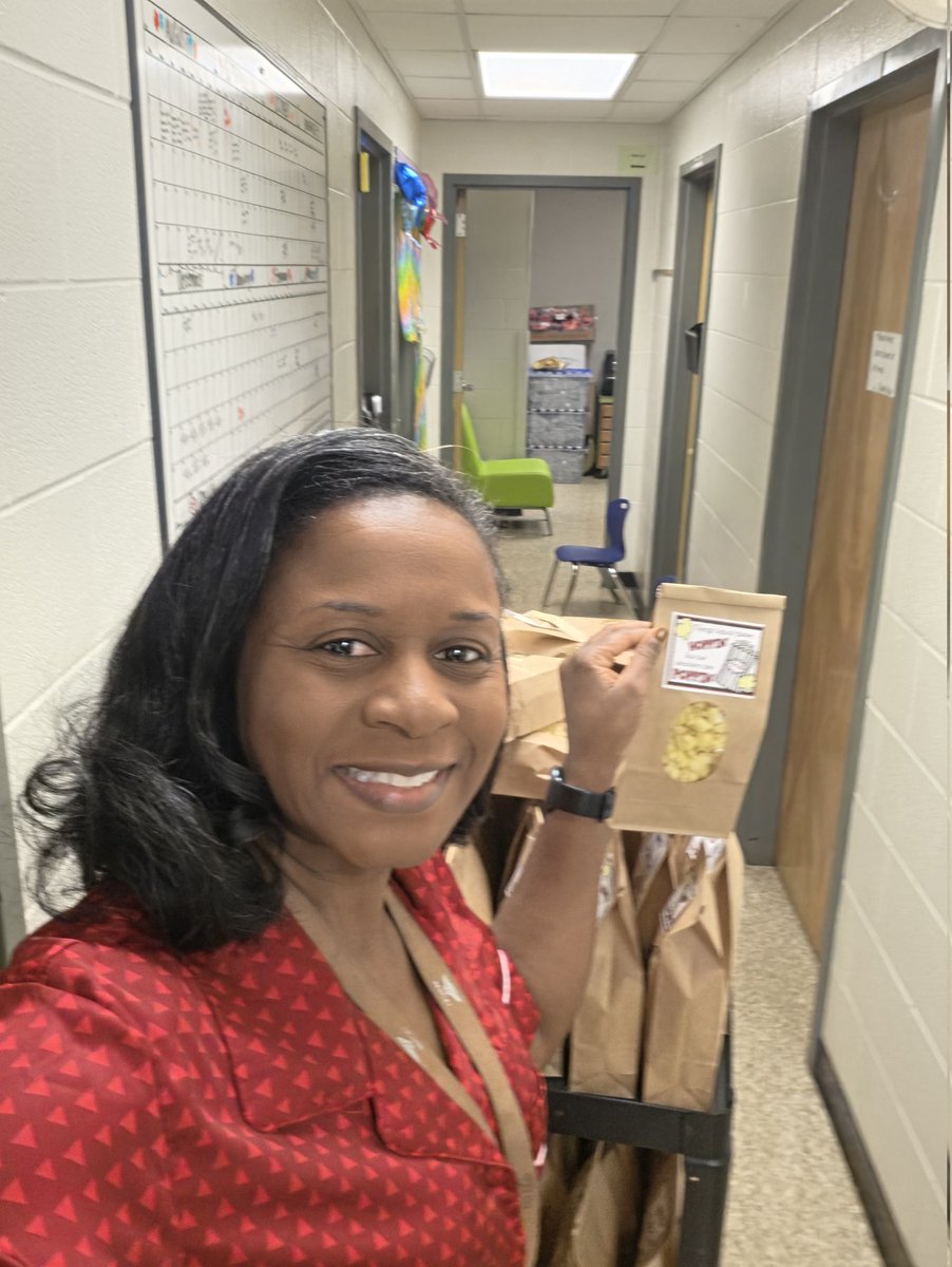 LaquettaCarter7's tweet photo. Feeling appreciated and spreading appreciation! ππ From Principal Appreciation gifts to Teacher Appreciation surprises and themed dress-up fun, Hartstern is full of joy and school spirit. #LevelUpToGreatness https://t.co/AqNtVGHNtM