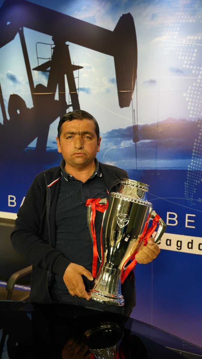 batmanbatiraman's tweet photo. Trendyol 1.Lige yükselen Şampiyon Batman Petrolspor’un kupası Batman Çağdaş Gazetesinin ofisindeydi. Yönetime, bu güzel jestlerinden dolayı teşekkürler. https://t.co/9tBXhWvFou