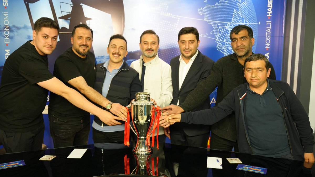 batmanbatiraman's tweet photo. Trendyol 1.Lige yükselen Şampiyon Batman Petrolspor’un kupası Batman Çağdaş Gazetesinin ofisindeydi. Yönetime, bu güzel jestlerinden dolayı teşekkürler. https://t.co/9tBXhWvFou