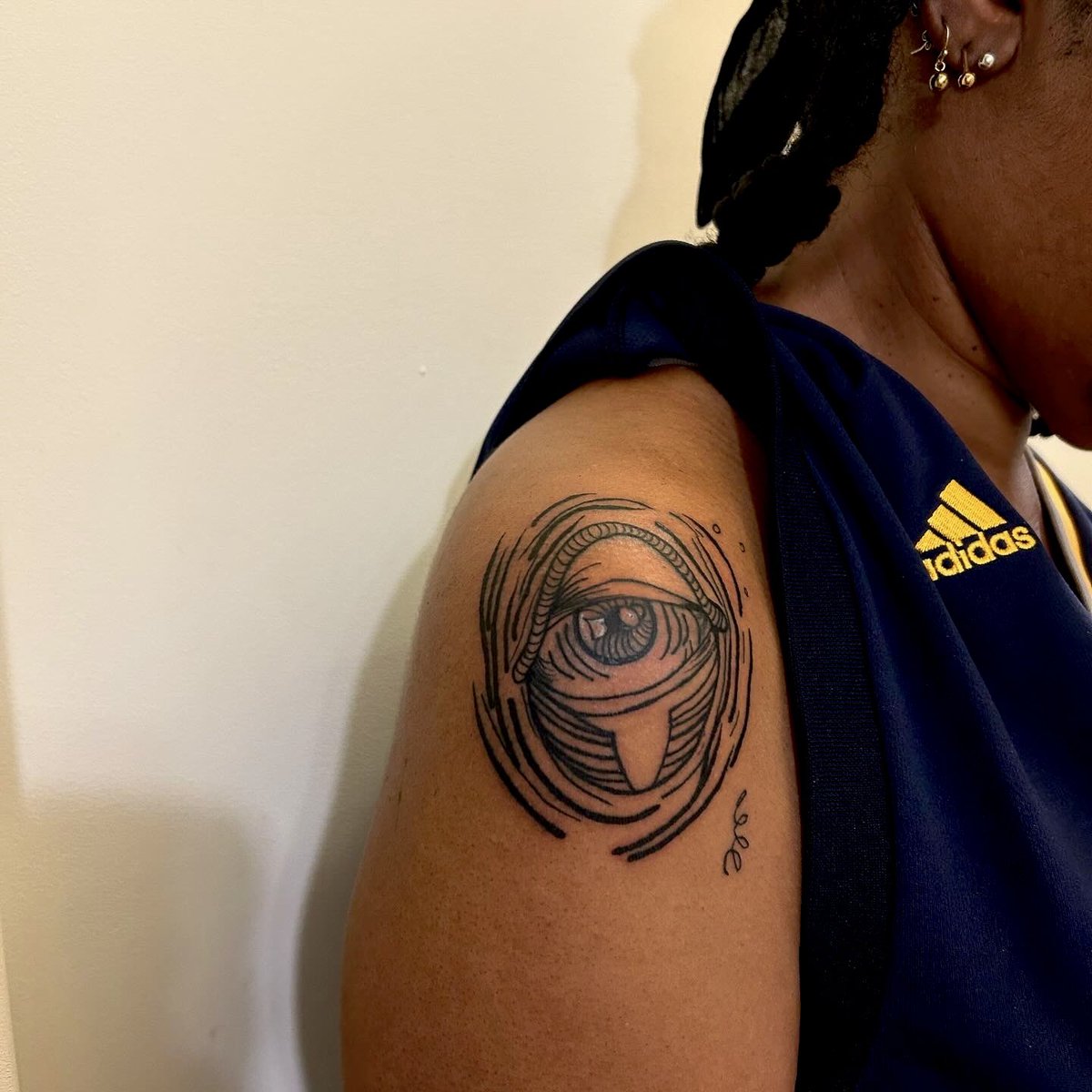 SayKayy_'s tweet photo. Rooted in surrealism &amp; the subconscious mind, my practice reimagines everyday life thru a dreamlike lens in a linear &amp; geometric illustration style. When collaborating with clients, I’m drawn to unique designs that align with me energetically. Link bio 🥹 IG @ kaywilltatts https://t.co/aElzOX5Zso