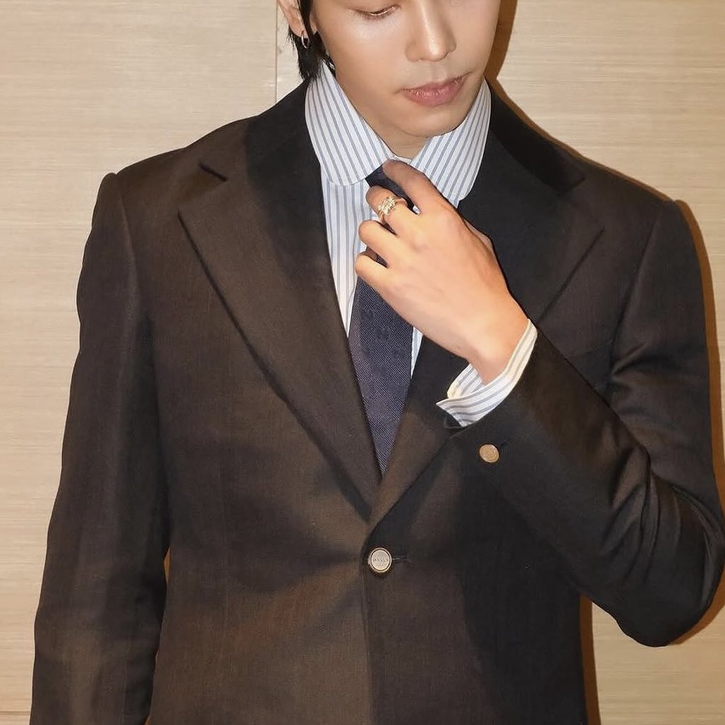 แต่งงานกันแต่ไม่ได้รักกันนะ คนขวามีใครในใจอยู่แล้วก็รู้กันอยู่ แค่ว่าเหมาะสมกัน