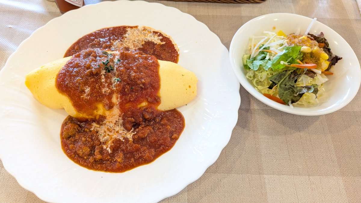 ken_s_world's tweet photo. 優雅な休日のランチ。
映画鑑賞後、雰囲気の良い洋食店で、ミートオムライスと茄子とベーコンのアラビアータを頂く。
オムライスは玉子がフワフワで、アラビアータは丁度良い辛さ。
映画のパンフレットが売り切れだったのが残念。
※ビストロマーシー
#山形市
#ランチ https://t.co/A3So27Sisu