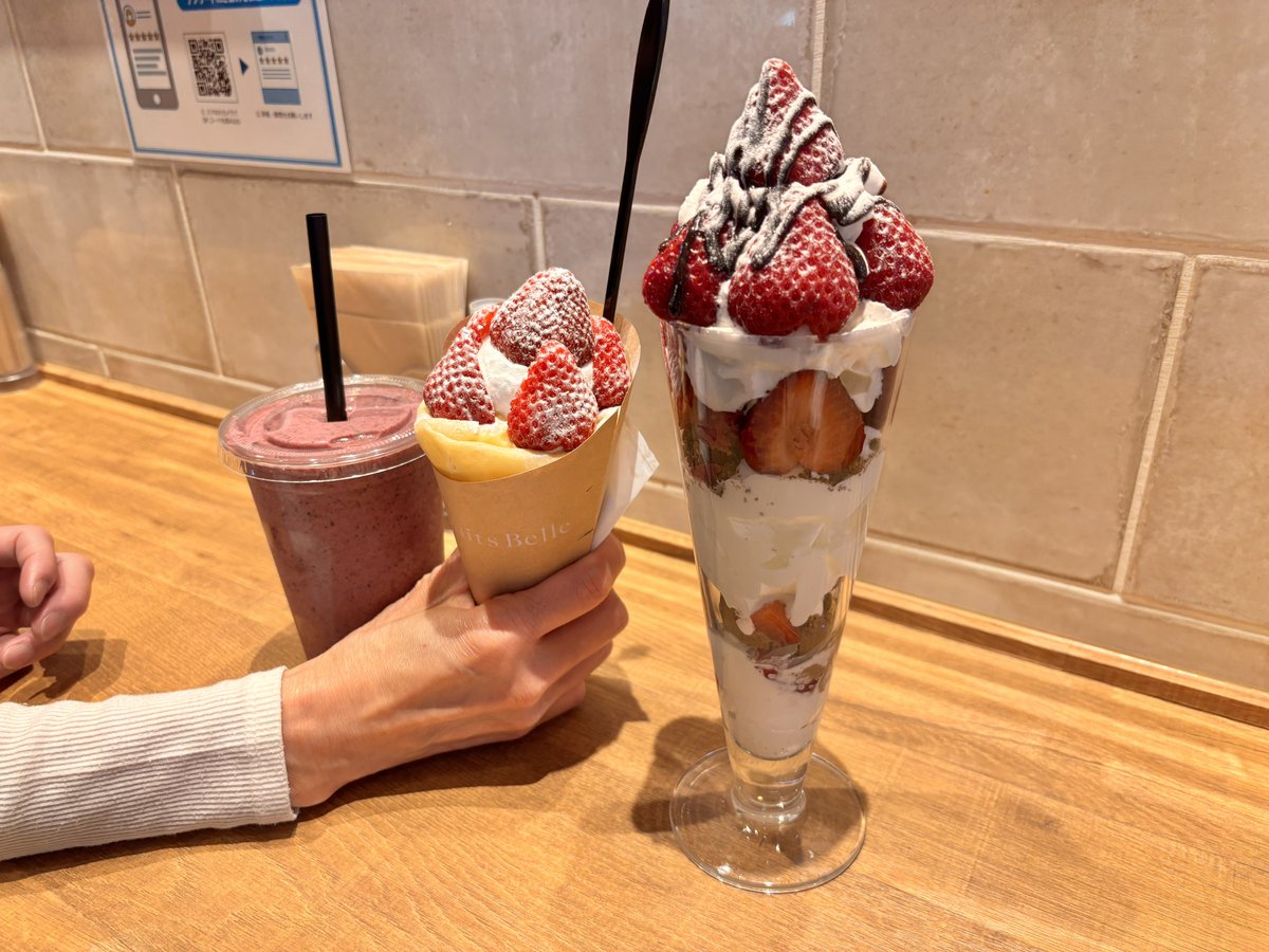 JghcZf's tweet photo. 大阪でパフェ食べてきた(*´ч`*) https://t.co/wG27Qv0IXf