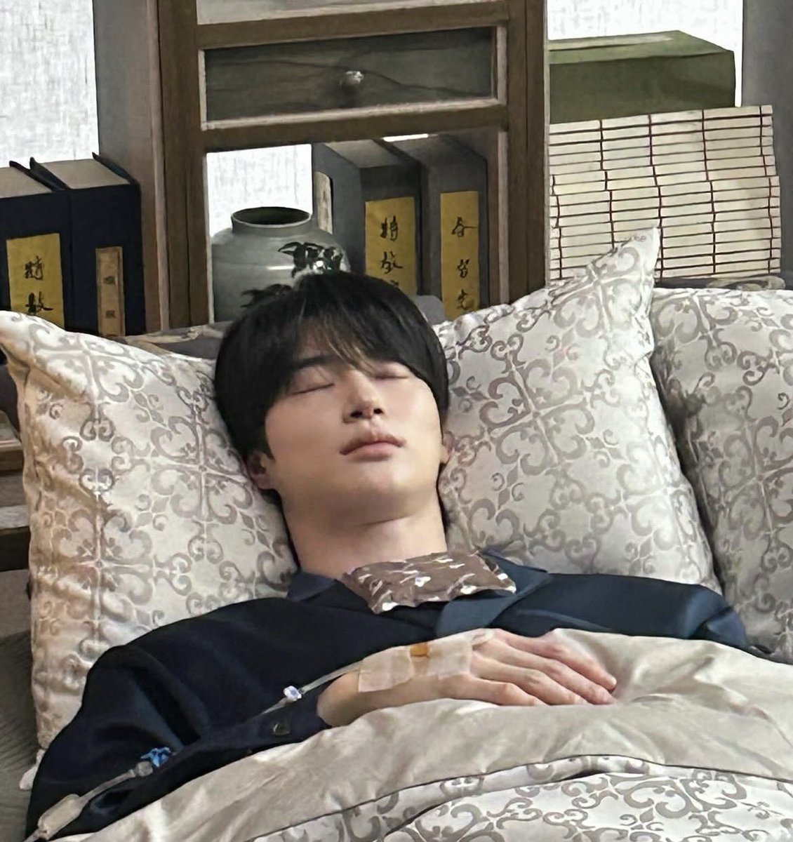 myflowerjieun's tweet photo. spoiler queen seong huiju why is daegun jaga connected to an IV?????? https://t.co/jkSg3U02iC