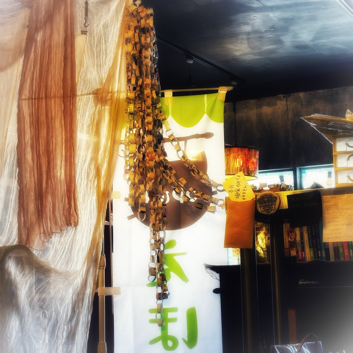 こんにちは、みとら堂です。今日は風が強く、せっかく用意したのぼりがあまりにもバタバタ靡いて危険なので店内に避難させました。保谷って風強いですよね。ちなみに私の知る強風No.1は‘練馬区役所横’です。#保谷 #西東京市 #古本屋 #雑貨屋 #ギター教室 #弥刀羅堂 #mitoradou