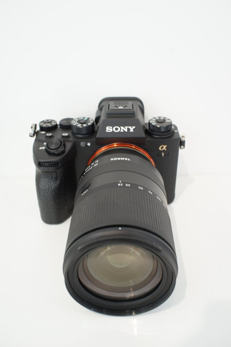 高倍率ズームレンズは利便性重視 この印象を覆したのは 世界初のF2.8