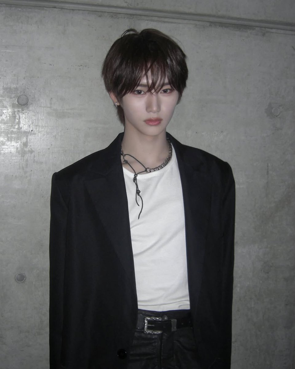 디어 tweet media
