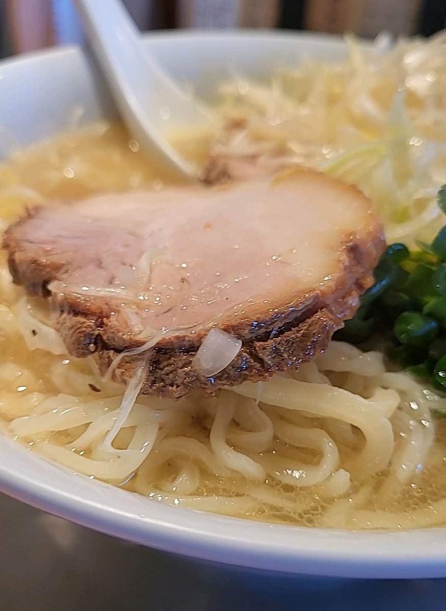 contimax's tweet photo. 手打ちラーメン 谷家@太田市
塩チャーシューメン、ねぎTP

中盛1.5玉、手打ち麺うまい🤗
天然岩塩使用した塩スープ🍜
尖りのないまろやかな味わい😀
チャーシューは柔く美味しい🐽
シャキシャキの白髪ねぎTP正解⭕

美味しかった🥰
ご馳走さまでした😋🍴💕 https://t.co/XeICatoukg
