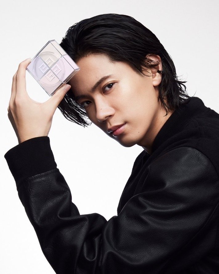 yoneiLYsyone's tweet photo. 使ってたパウダーがなくなったので、遅ればせながら、#プリズム・リーブル 購入✨
初ジバンシイ🎉
プレストかルースで悩んだけど、やっぱり #4GStampChallenge してみたいよねぇ🤣
ってことで、色味もお揃いの00番🩵
#神宮寺勇太
#ジバンシイビューティー #ジバンシイビューティーアンバサダー https://t.co/O08HRJNGrb