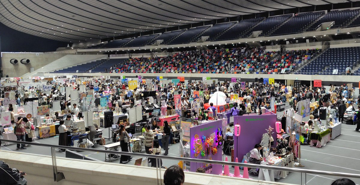 globe_freedom's tweet photo. #40DegreesJapan
入場までスムーズに流れた
思っていた混乱やカオスは起きなかった
観客席にある先着プレゼントの
ビンテージＴシャツ
が一番群がってる https://t.co/I6S9VfjJBs