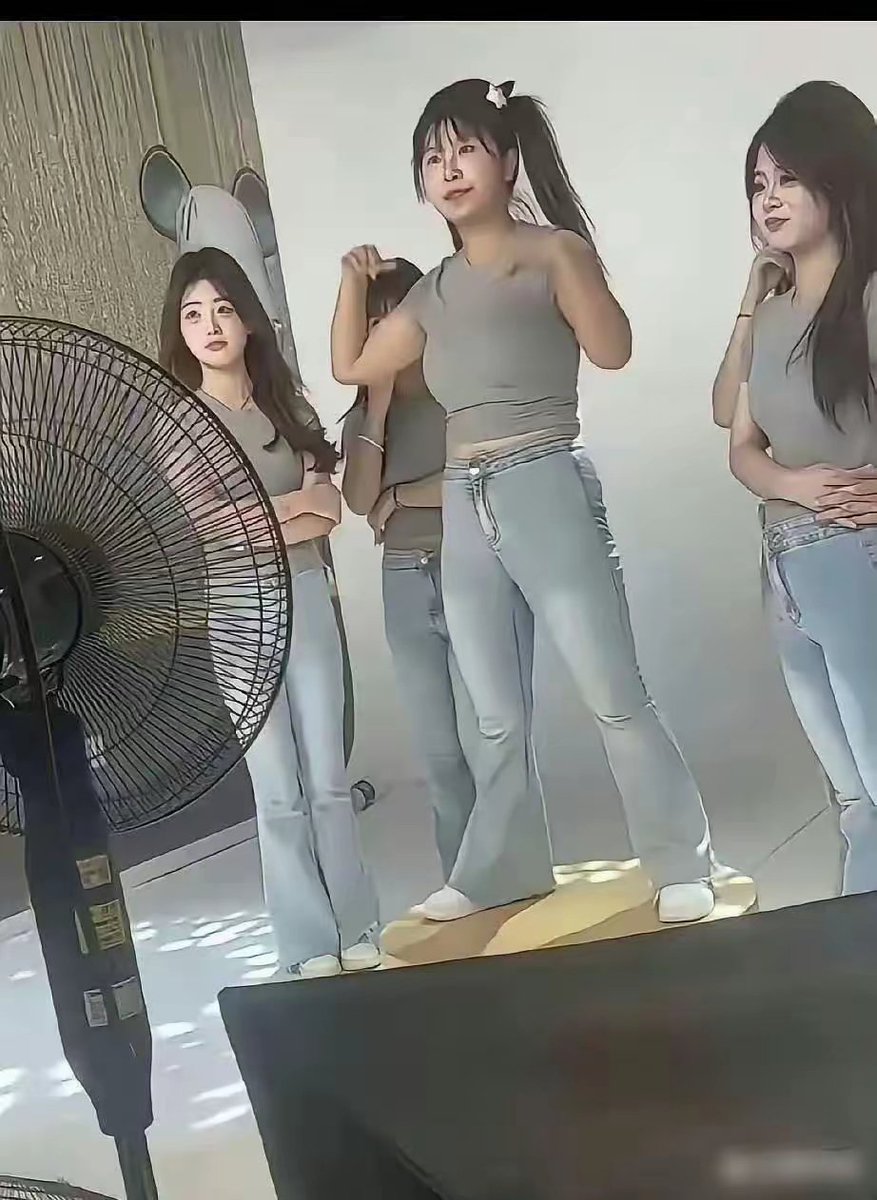 屏幕上你舔屏的女神，走到你的面前你都认不出来 https://t.co/G80Z5e7RxA