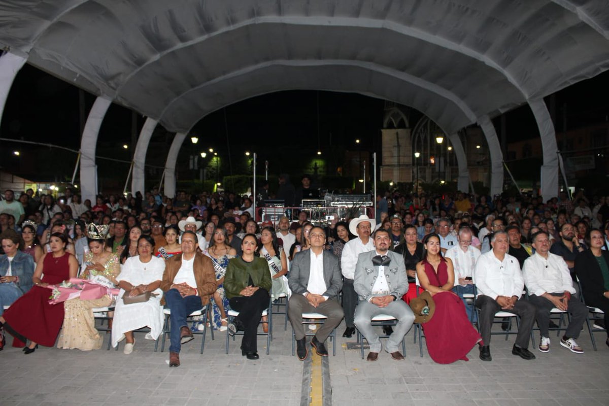 SEGOB_Queretaro's tweet photo. En el marco del 85° aniversario de la fundación de Pedro Escobedo, el secretario de Gobierno, @Eric_gudino acompañó al presidente municipal, Alberto Nava Cruz a la inauguración de la Feria del Grano y la Cantera 2026 🌽⛏️
donde además se llevó a cabo la coronación de la reina 👑

La Feria cuenta con un Pabellón Artesanal que reúne la riqueza cultural, las tradiciones y talento de los artesanos locales.

Dicha feria se llevará a cabo del 8 al 17 de mayo donde podrán disfrutar en familia, de presentaciones artísticas y culturales.

#AquíContigo